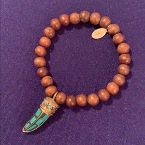 Beaded bracelet with horn pendant